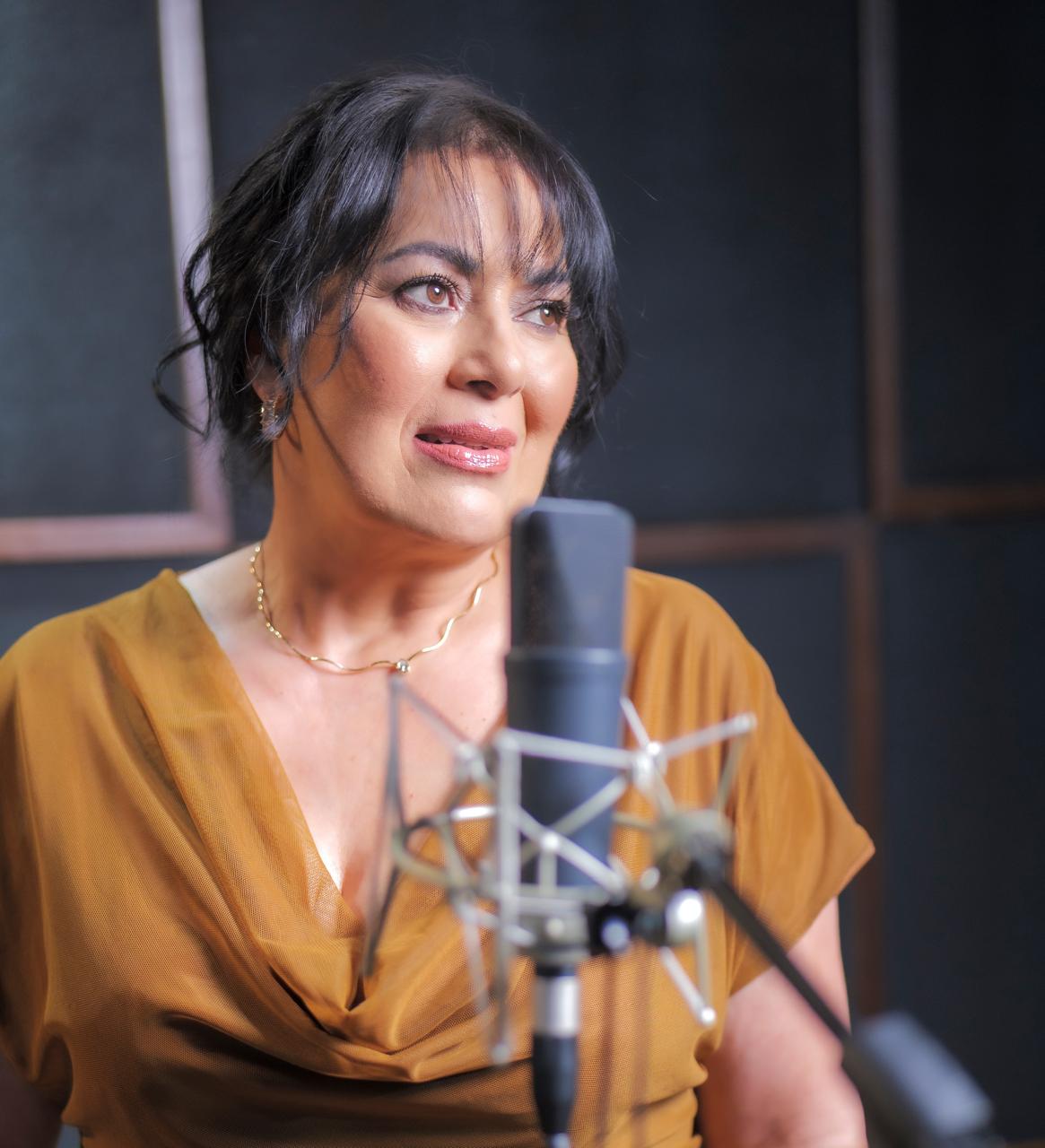 Sara Mack em gravação de estúdio interpretando canção