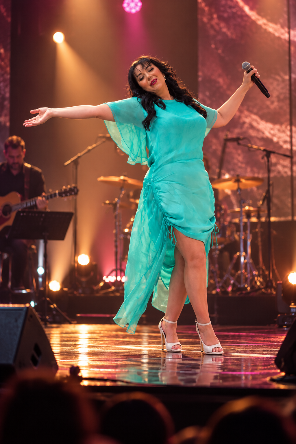 Sara Mack no palco cantando com expressividade