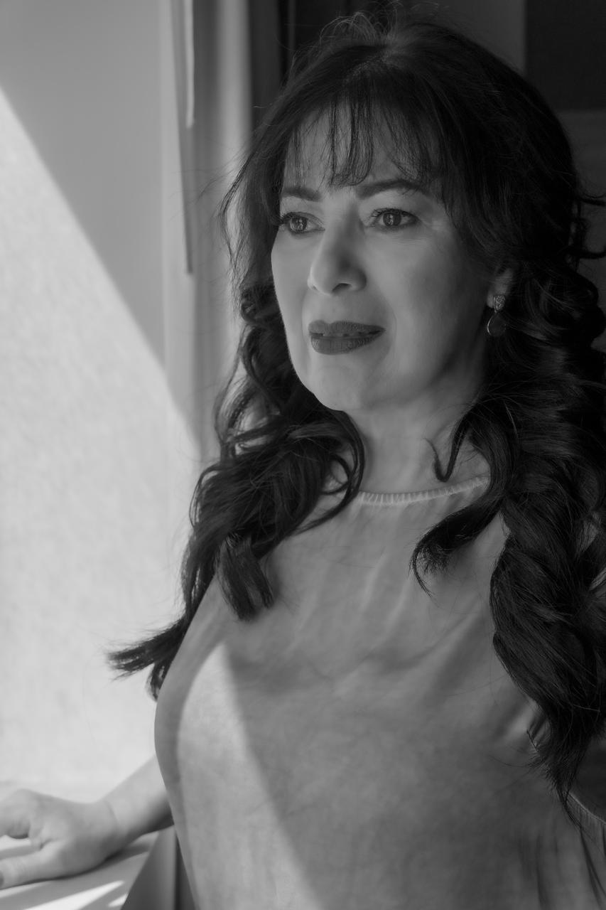 Retrato artístico intimista de Sara Mack